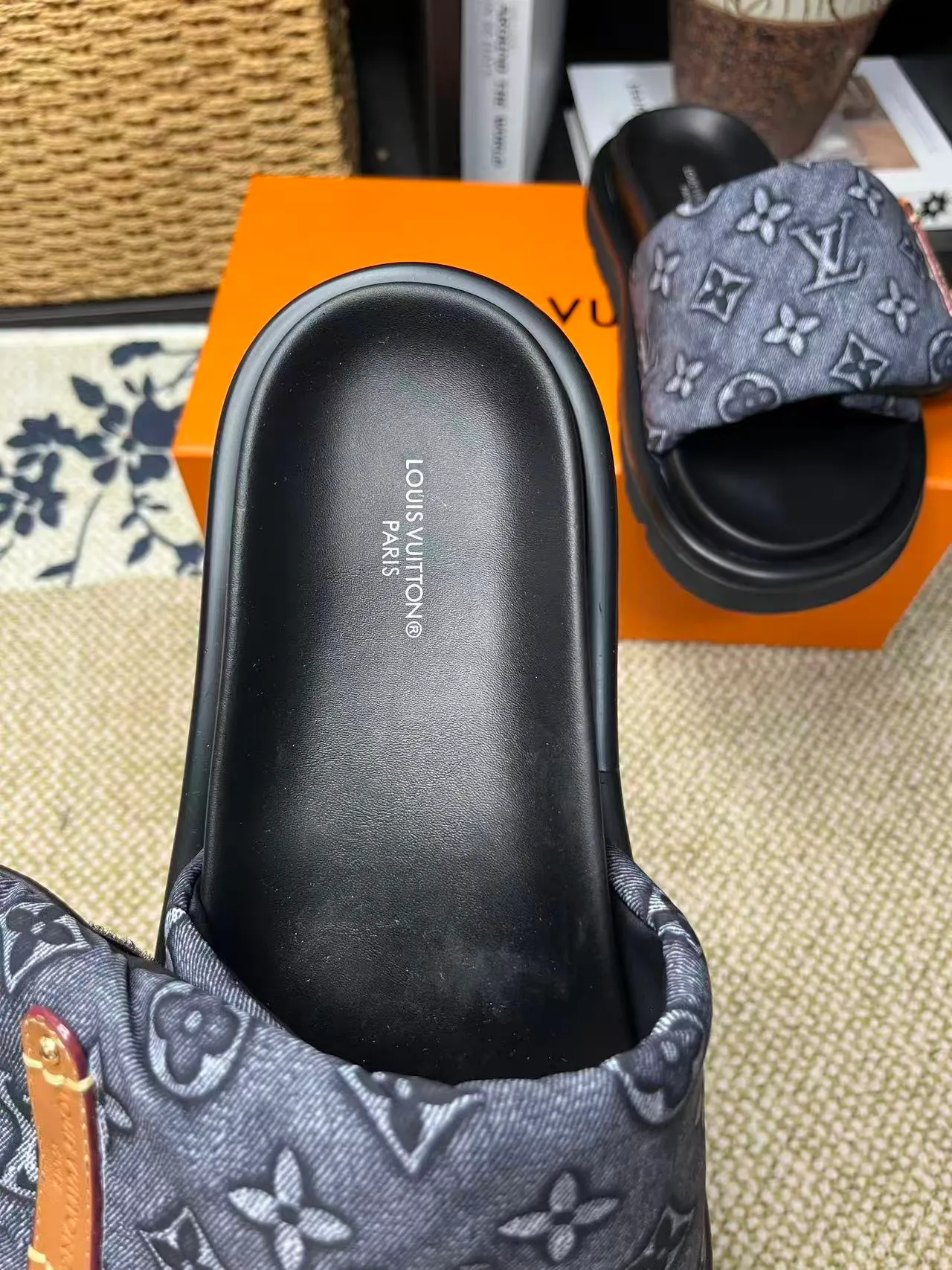 P340 [New Style] [LOUIS VUITTON] Louis Vuitton, LV printing, men's and women's slippers are now on the market, packed in drawer boxes with cloth bags and cards, the upper pattern looks very soft and waxy, and is a super versatile leg slimming tool. Fabric: imported denim/canvas/old fabric, LV hardware LOGO, official website pattern printing, comfortable to wear, feet: high-elastic PU water table. Sole: foam sole, heel height: about 5cm. Code number: 35-46, 35, 45, 46 are custom-made and non-returnable. Color: multiple colors and styles available.